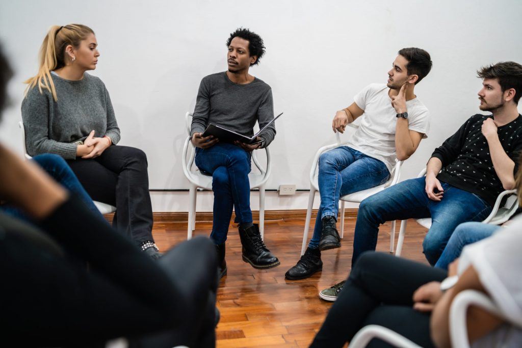 Grupo de adultos charlando en inglés