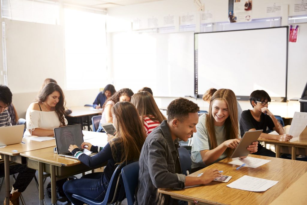 Aula llena de jovenes animados