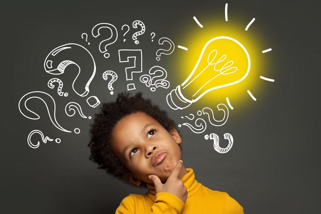 Niño con con imaginación pensando frnte al pizarrón